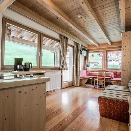 B&B - Hotel Ciasa Rue Blanch San Cassiano  Εξωτερικό φωτογραφία
