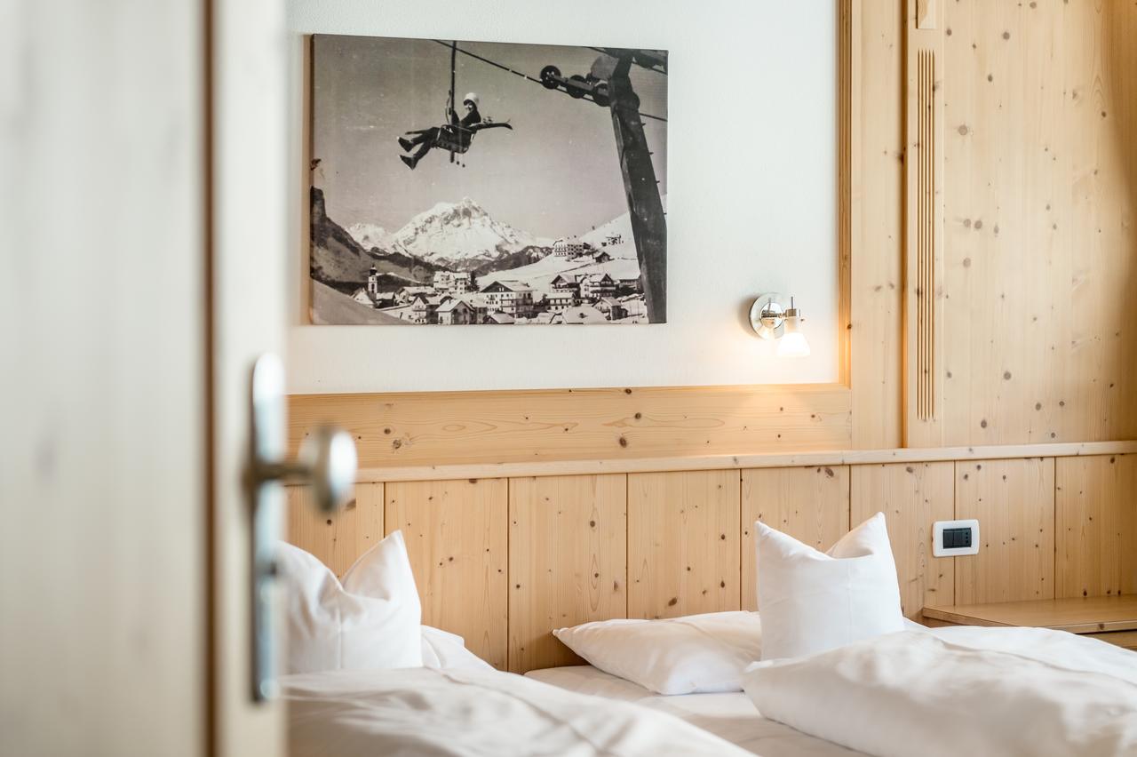 B&B - Hotel Ciasa Rue Blanch San Cassiano  Εξωτερικό φωτογραφία