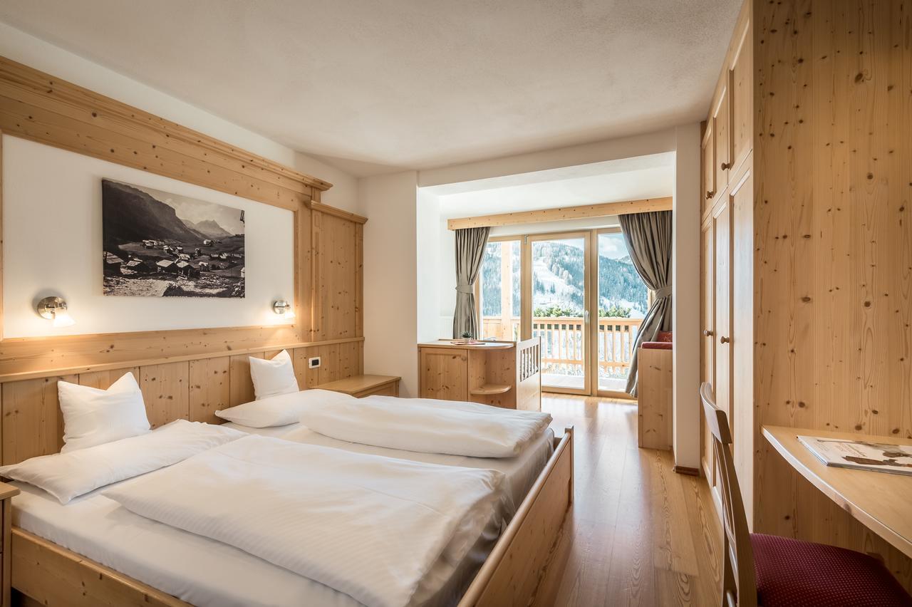 B&B - Hotel Ciasa Rue Blanch San Cassiano  Εξωτερικό φωτογραφία