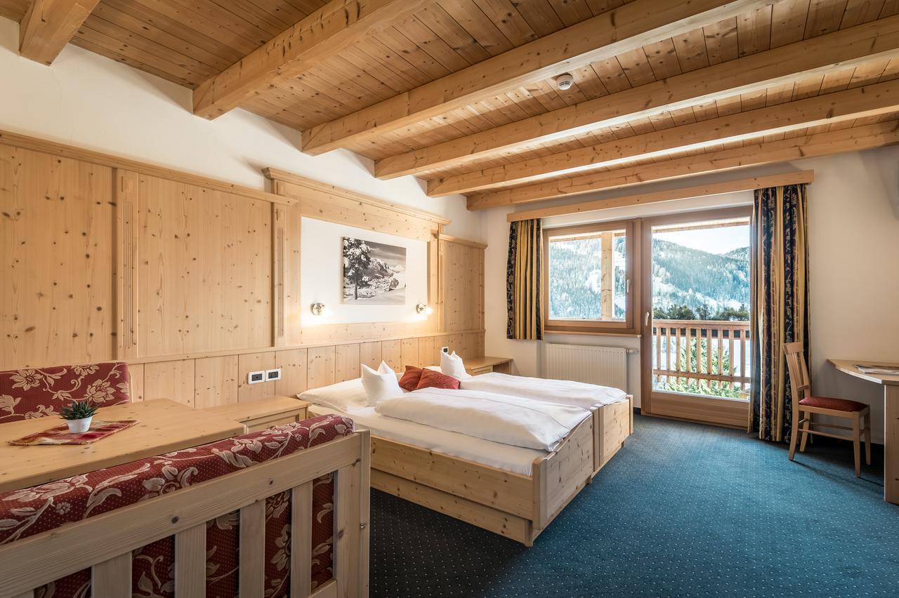 B&B - Hotel Ciasa Rue Blanch San Cassiano  Εξωτερικό φωτογραφία