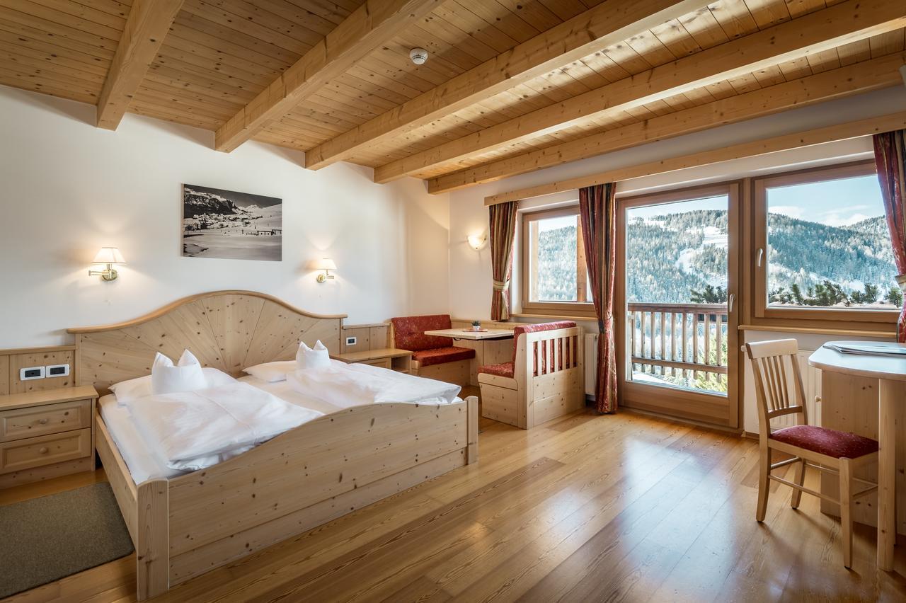 B&B - Hotel Ciasa Rue Blanch San Cassiano  Εξωτερικό φωτογραφία