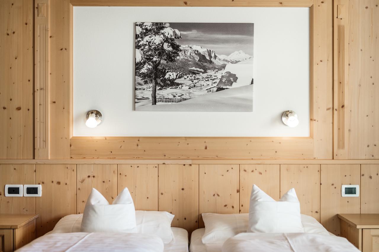 B&B - Hotel Ciasa Rue Blanch San Cassiano  Εξωτερικό φωτογραφία