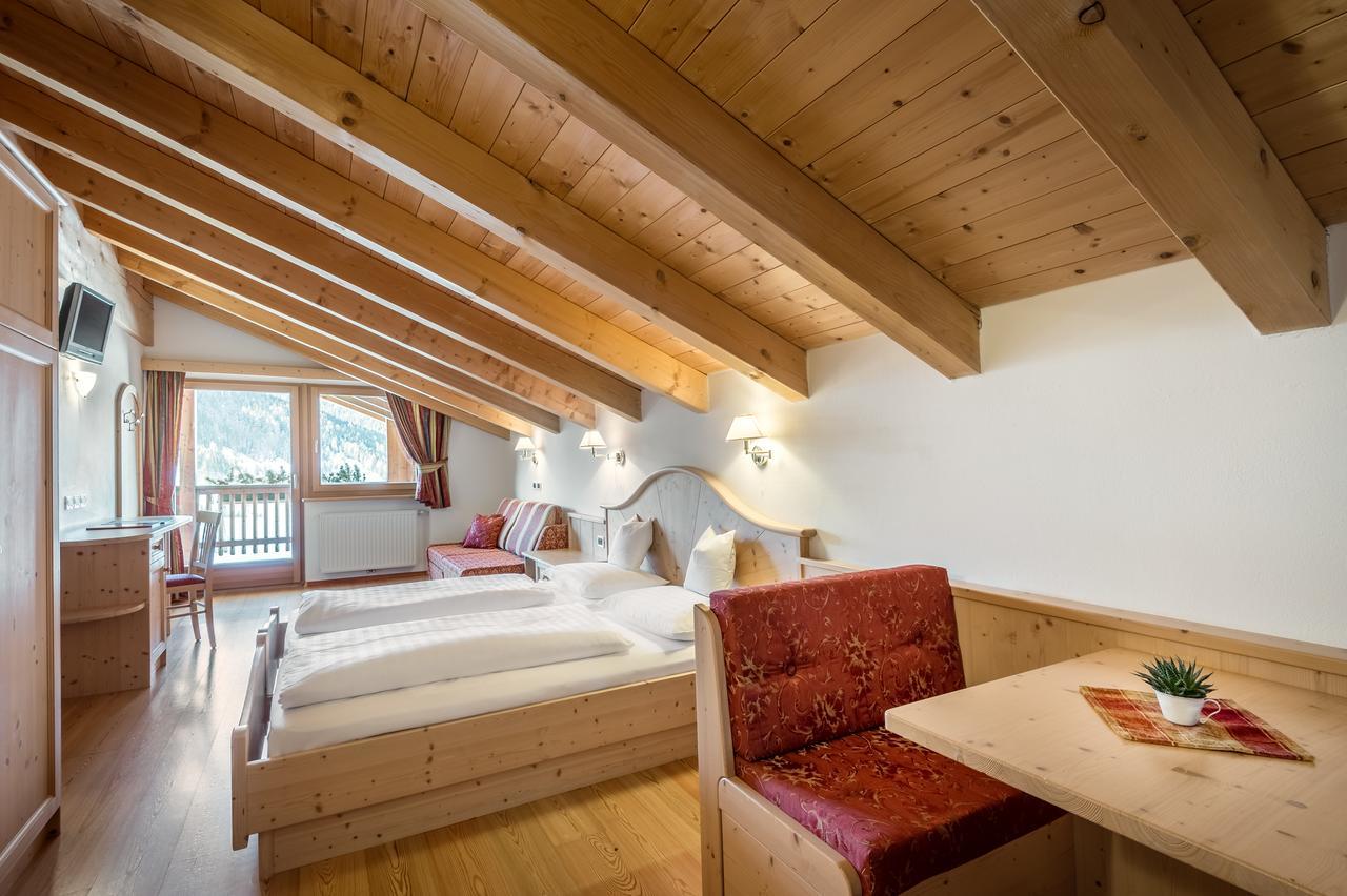 B&B - Hotel Ciasa Rue Blanch San Cassiano  Εξωτερικό φωτογραφία